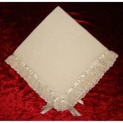 Frilly blanket in ivory with lace trims