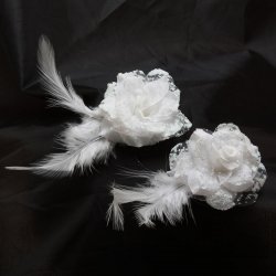 White Flowers With Feather Head Clips